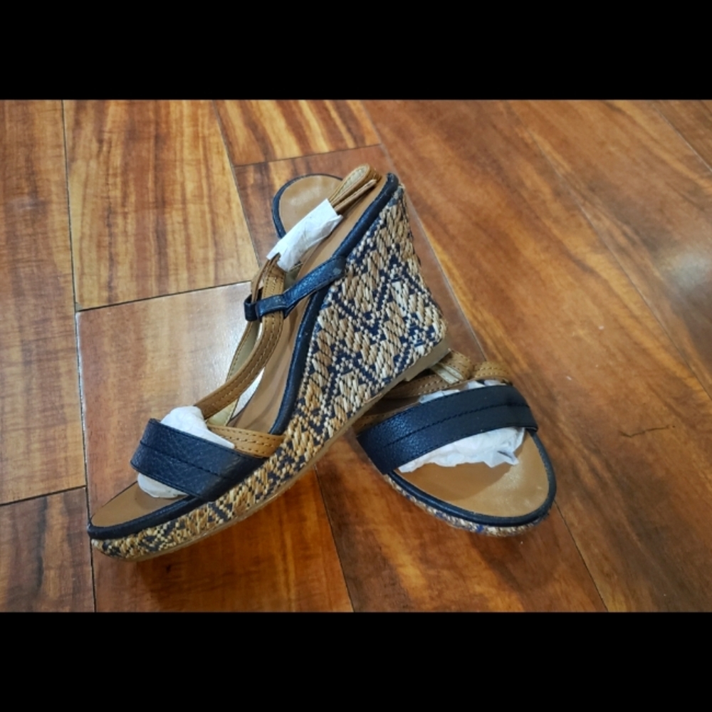 New Navy & Tan Wedge chic sandals women's size 7